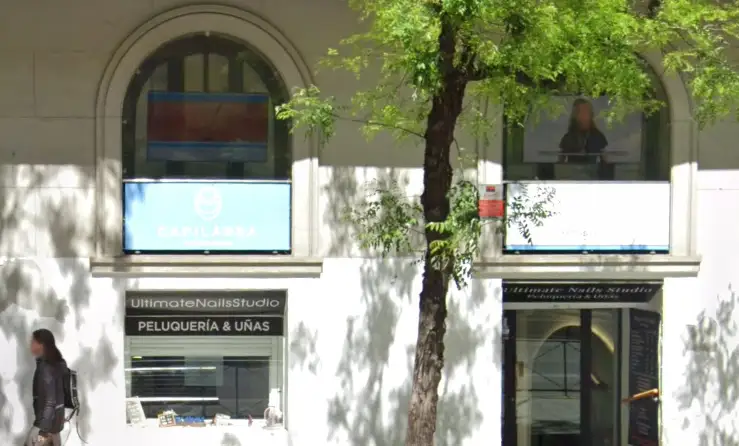 Clínica Capilar Capilárea en O'Donnell Madrid fachada del edificio
